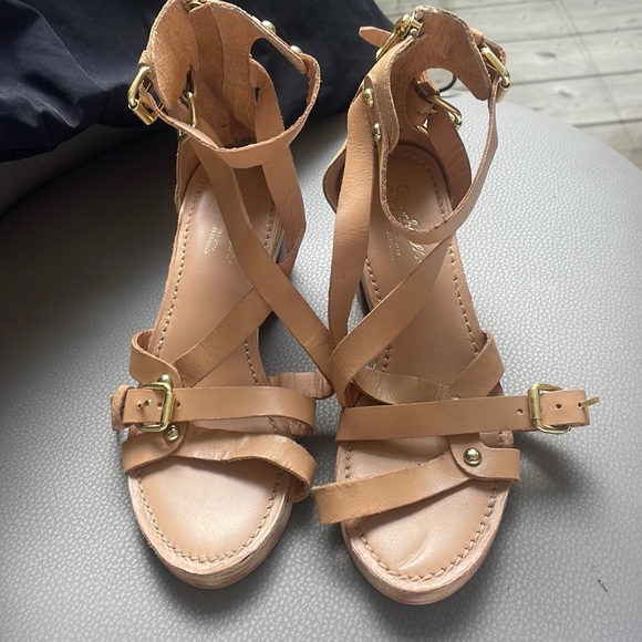 Seychelles Low Block Heel Beige Strappy Sandals - Picture 2 of 7